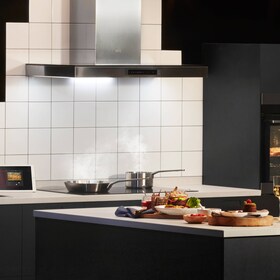 AEG tvaika nosūcējs modernā virtuvē 