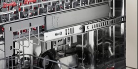 Saudzīgas aizvēršanas mehānisms AEG ComfortLift trauku mazgājamā mašīnā