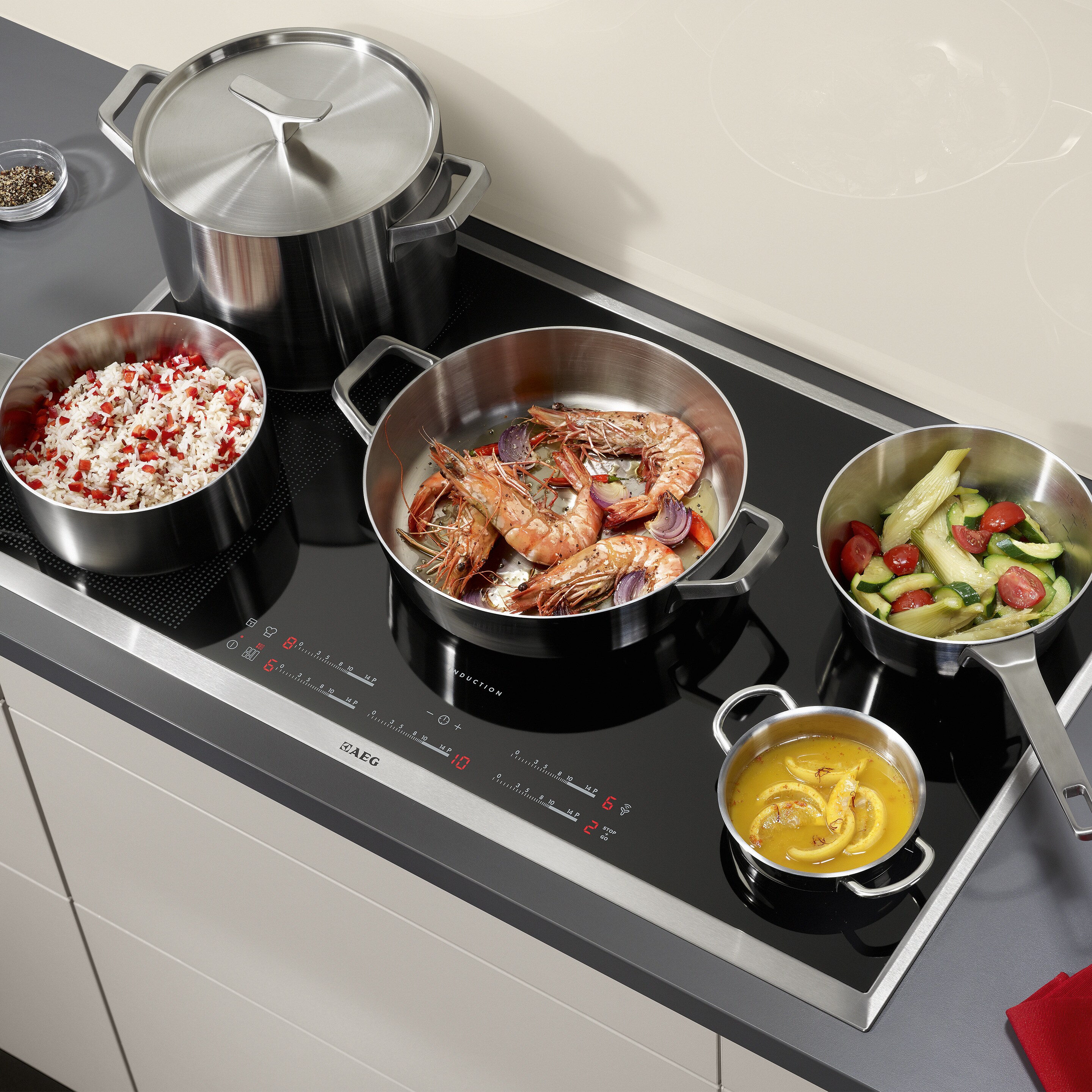 Electrolux indukcijas plīts izmantošana dažādu ēdienu gatavošanai pannās