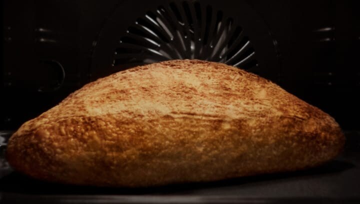 Maize, kas tiek cepta cepeškrāsnī ar tvaiku.
