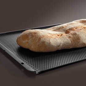 Zeltains maizes klaips, kas cepts uz AEG Maxiklasse maizes ceptuves plātes 