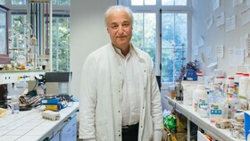 Herve Tīss lepni stāv savā laboratorijā