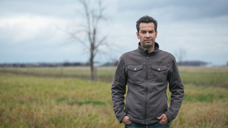 Marks Šackers zāļainā laukā