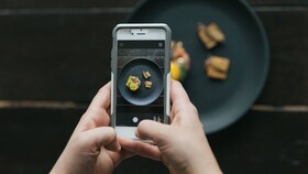 Šefpavārs, kurš fotografē nevainojami pasniegtu ēdienu