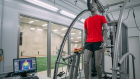 Adidas viedo apģērbu laboratorija ar manekenu