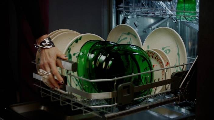 Pilns grozs ar šķīvjiem, kas jāmazgā